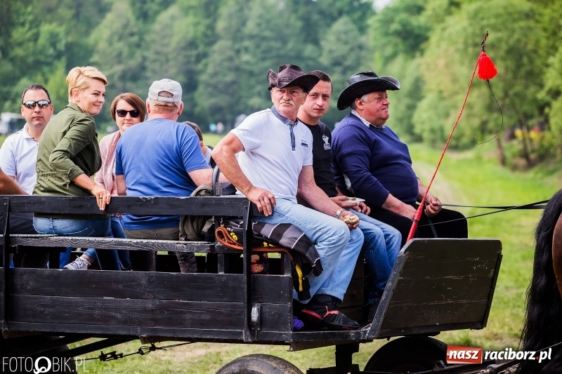 Zdjęcie w galerii na portalu naszraciborz.pl: Konny korowód podczas drugiego dnia majówki w Kornicach wiadomości z regionu