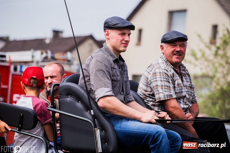 Zdjęcie w galerii na portalu naszraciborz.pl: Konny korowód podczas drugiego dnia majówki w Kornicach wiadomości z regionu