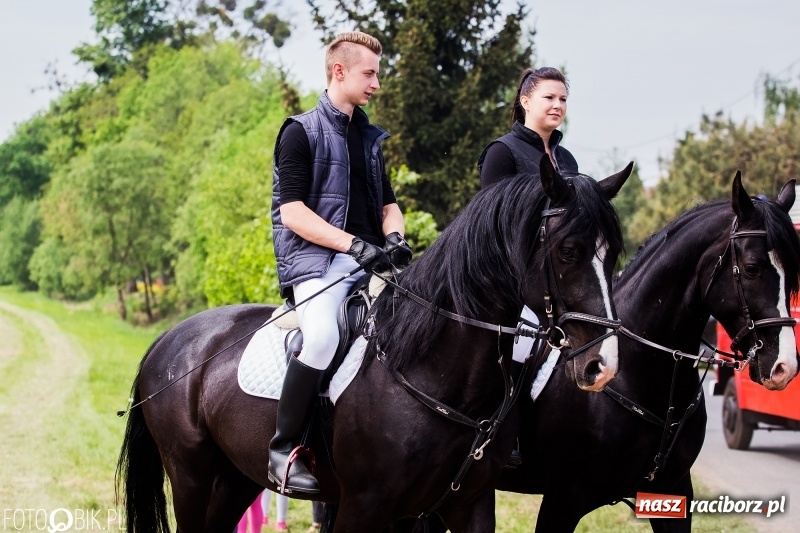 Zdjęcie w galerii na portalu naszraciborz.pl: Konny korowód podczas drugiego dnia majówki w Kornicach wiadomości z regionu