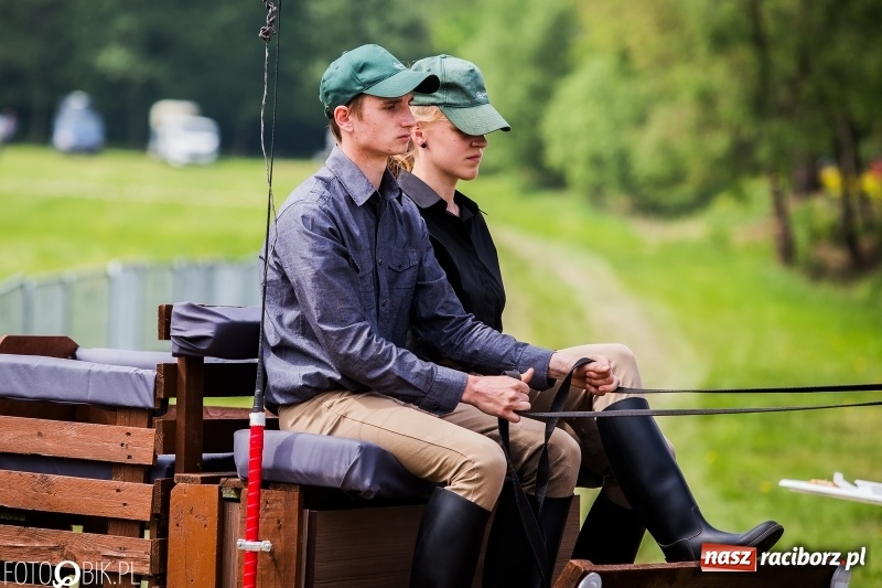 Zdjęcie w galerii na portalu naszraciborz.pl: Konny korowód podczas drugiego dnia majówki w Kornicach wiadomości z regionu