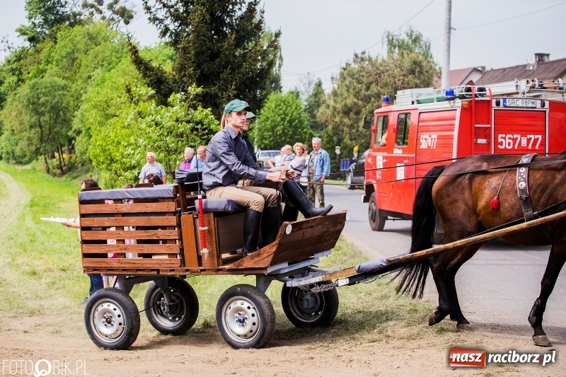 Zdjęcie w galerii na portalu naszraciborz.pl: Konny korowód podczas drugiego dnia majówki w Kornicach wiadomości z regionu