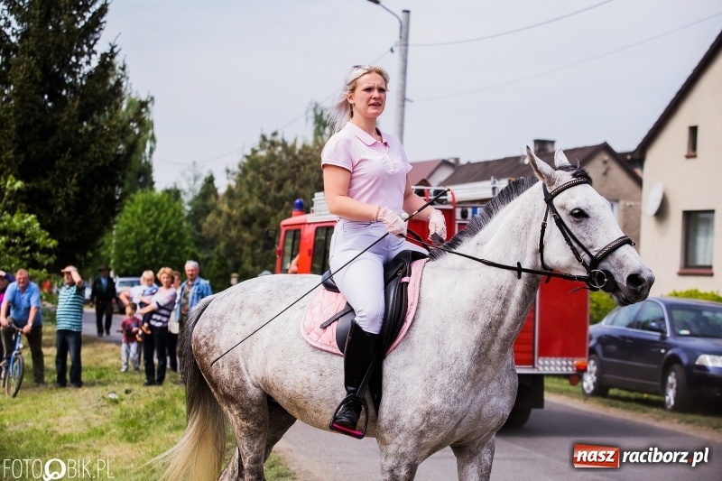 Zdjęcie w galerii na portalu naszraciborz.pl: Konny korowód podczas drugiego dnia majówki w Kornicach wiadomości z regionu