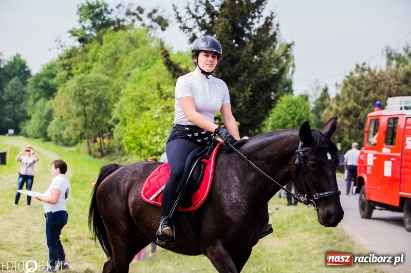 Zdjęcie w galerii na portalu naszraciborz.pl: Konny korowód podczas drugiego dnia majówki w Kornicach wiadomości z regionu