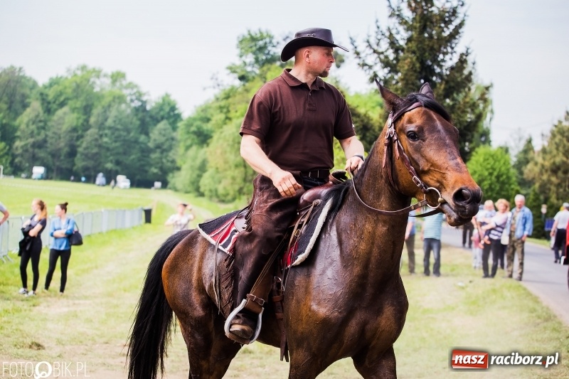 Zdjęcie w galerii na portalu naszraciborz.pl: Konny korowód podczas drugiego dnia majówki w Kornicach wiadomości z regionu