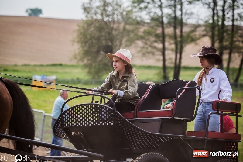 Zdjęcie w galerii na portalu naszraciborz.pl: Konny korowód podczas drugiego dnia majówki w Kornicach wiadomości z regionu
