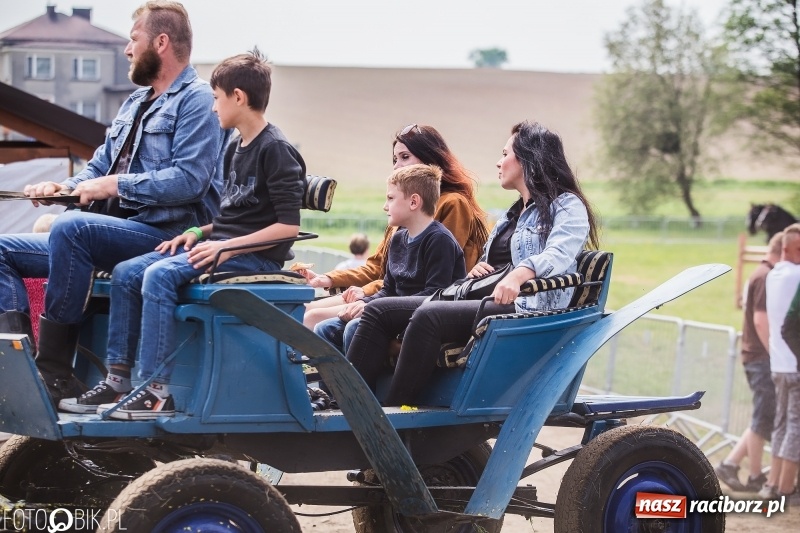 Zdjęcie w galerii na portalu naszraciborz.pl: Konny korowód podczas drugiego dnia majówki w Kornicach wiadomości z regionu