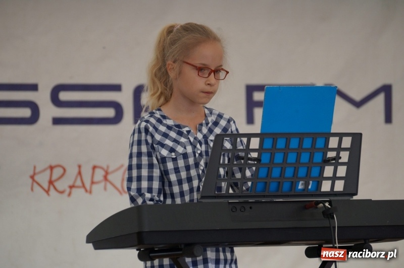 Zdjęcie w galerii na portalu naszraciborz.pl: Młode talenty pokazały się na majówkowej scenie w Nędzy  wiadomości z regionu