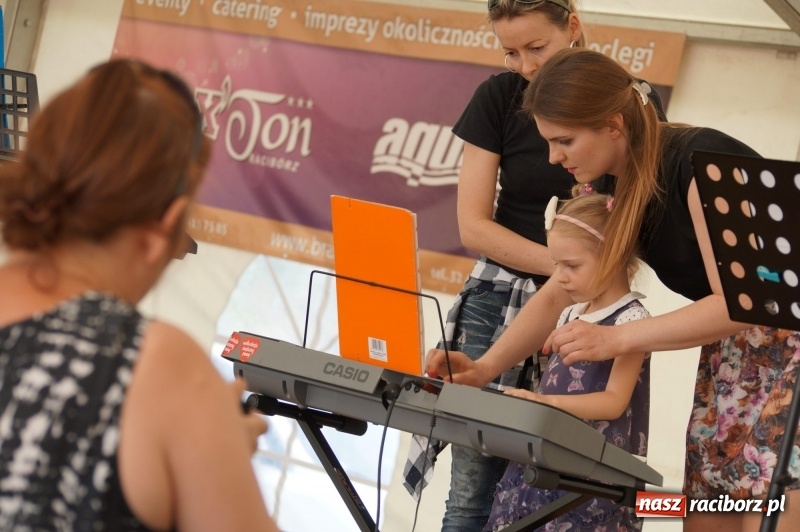 Zdjęcie w galerii na portalu naszraciborz.pl: Młode talenty pokazały się na majówkowej scenie w Nędzy  wiadomości z regionu