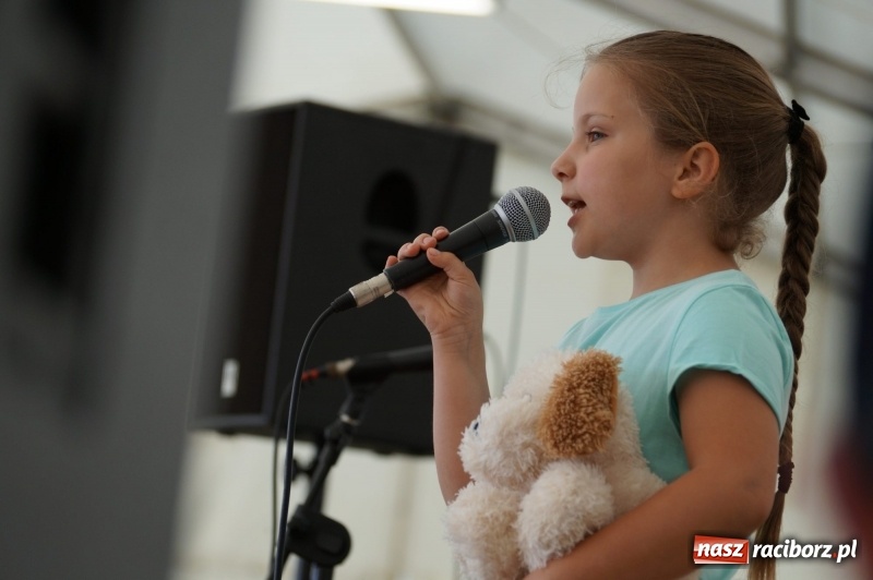 Zdjęcie w galerii na portalu naszraciborz.pl: Młode talenty pokazały się na majówkowej scenie w Nędzy  wiadomości z regionu