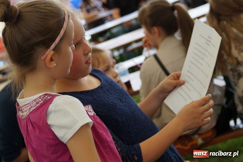 Zdjęcie w galerii na portalu naszraciborz.pl: Młode talenty pokazały się na majówkowej scenie w Nędzy  wiadomości z regionu