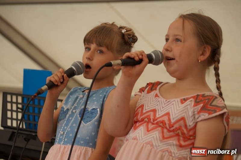 Zdjęcie w galerii na portalu naszraciborz.pl: Młode talenty pokazały się na majówkowej scenie w Nędzy  wiadomości z regionu