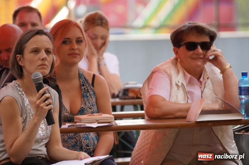 Zdjęcie w galerii na portalu naszraciborz.pl: Młode talenty pokazały się na majówkowej scenie w Nędzy  wiadomości z regionu