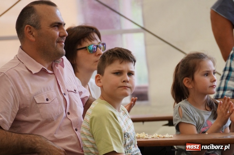 Zdjęcie w galerii na portalu naszraciborz.pl: Młode talenty pokazały się na majówkowej scenie w Nędzy  wiadomości z regionu