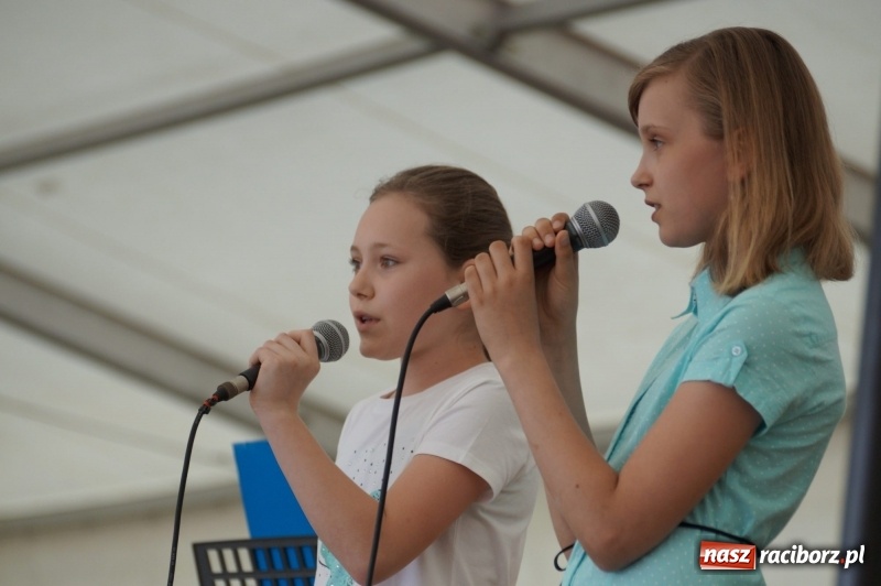 Zdjęcie w galerii na portalu naszraciborz.pl: Młode talenty pokazały się na majówkowej scenie w Nędzy  wiadomości z regionu
