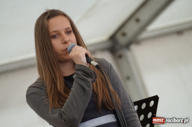 Zdjęcie w galerii na portalu naszraciborz.pl: Młode talenty pokazały się na majówkowej scenie w Nędzy  wiadomości z regionu
