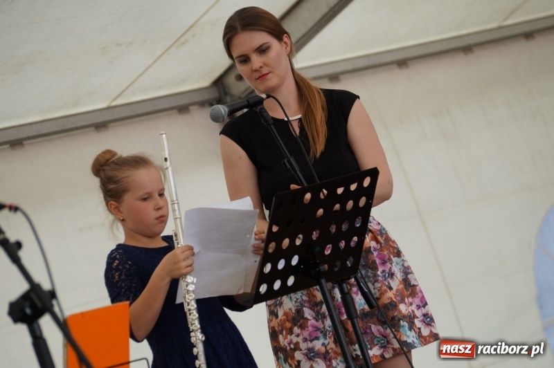 Zdjęcie w galerii na portalu naszraciborz.pl: Młode talenty pokazały się na majówkowej scenie w Nędzy  wiadomości z regionu