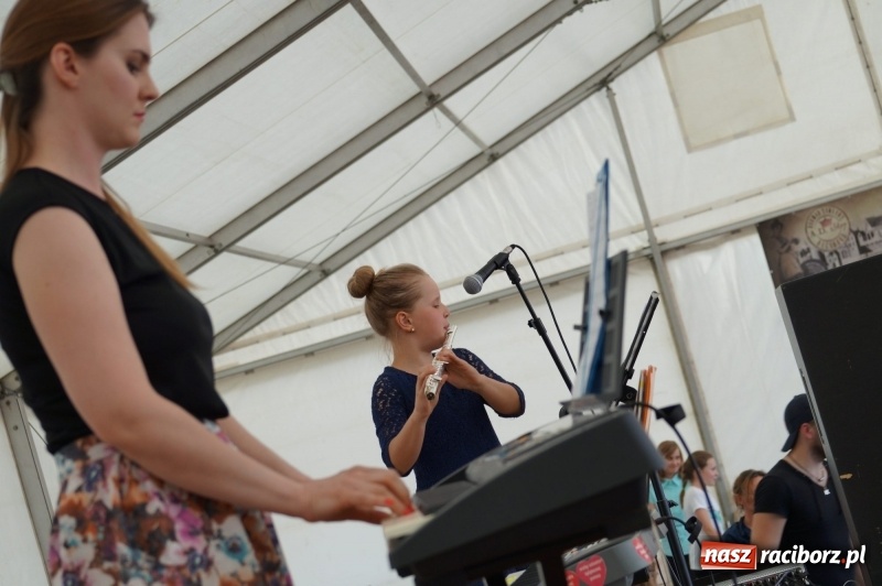 Zdjęcie w galerii na portalu naszraciborz.pl: Młode talenty pokazały się na majówkowej scenie w Nędzy  wiadomości z regionu