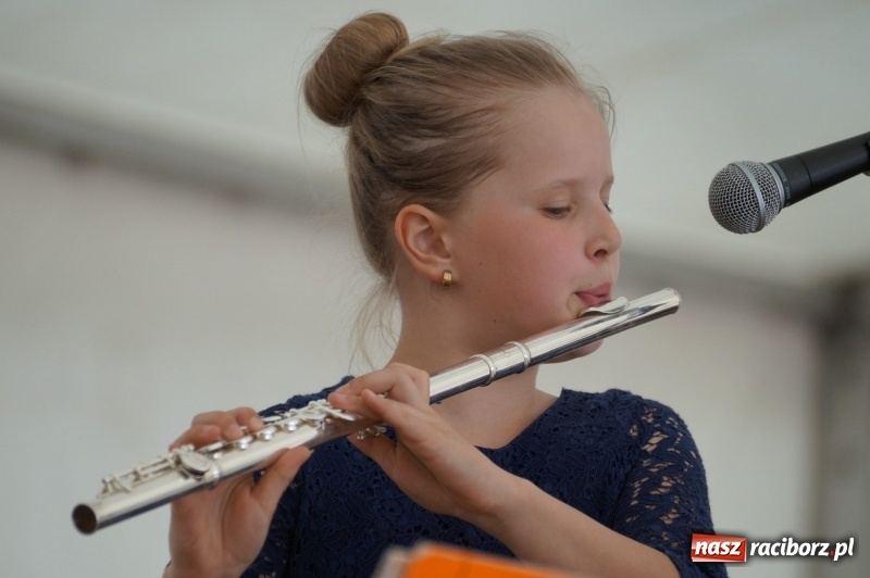 Zdjęcie w galerii na portalu naszraciborz.pl: Młode talenty pokazały się na majówkowej scenie w Nędzy  wiadomości z regionu