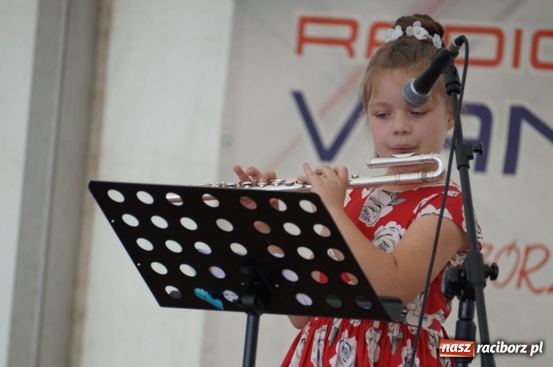 Zdjęcie w galerii na portalu naszraciborz.pl: Młode talenty pokazały się na majówkowej scenie w Nędzy  wiadomości z regionu