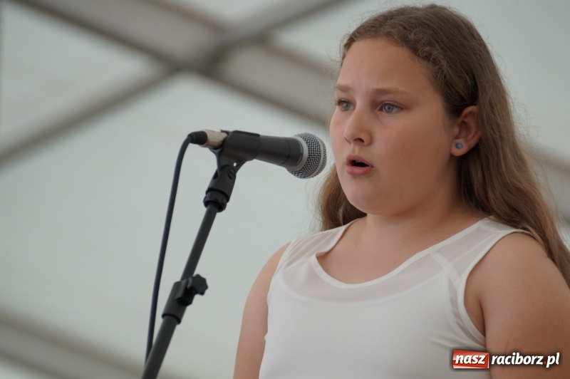 Zdjęcie w galerii na portalu naszraciborz.pl: Młode talenty pokazały się na majówkowej scenie w Nędzy  wiadomości z regionu