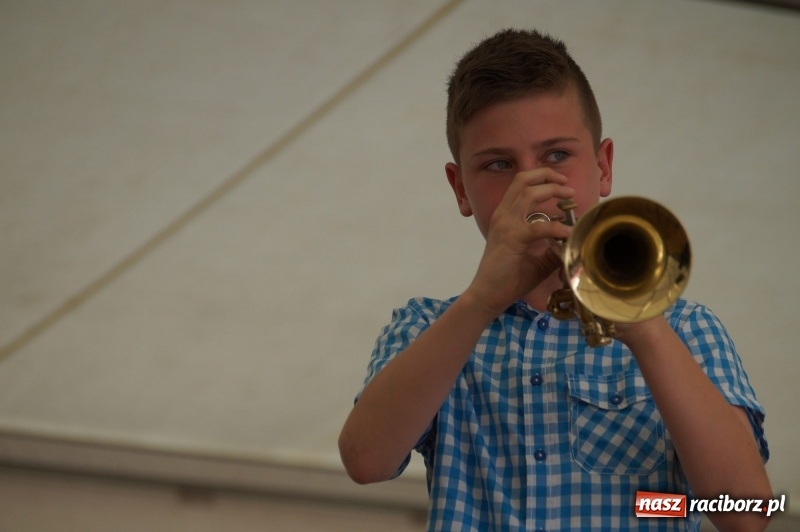 Zdjęcie w galerii na portalu naszraciborz.pl: Młode talenty pokazały się na majówkowej scenie w Nędzy  wiadomości z regionu