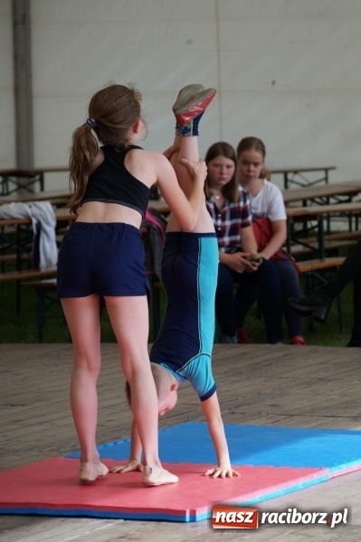 Zdjęcie w galerii na portalu naszraciborz.pl: Młode talenty pokazały się na majówkowej scenie w Nędzy  wiadomości z regionu