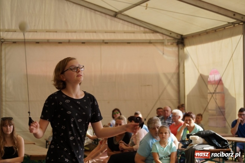 Zdjęcie w galerii na portalu naszraciborz.pl: Młode talenty pokazały się na majówkowej scenie w Nędzy  wiadomości z regionu