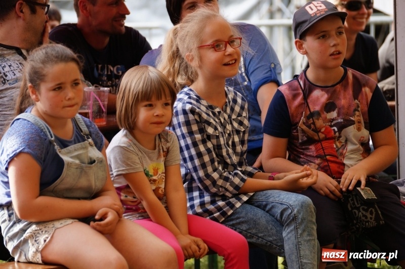 Zdjęcie w galerii na portalu naszraciborz.pl: Młode talenty pokazały się na majówkowej scenie w Nędzy  wiadomości z regionu