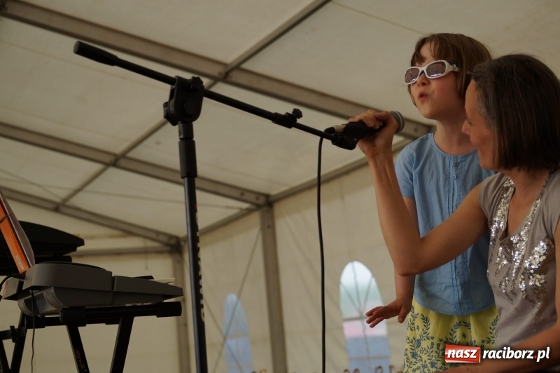 Zdjęcie w galerii na portalu naszraciborz.pl: Młode talenty pokazały się na majówkowej scenie w Nędzy  wiadomości z regionu
