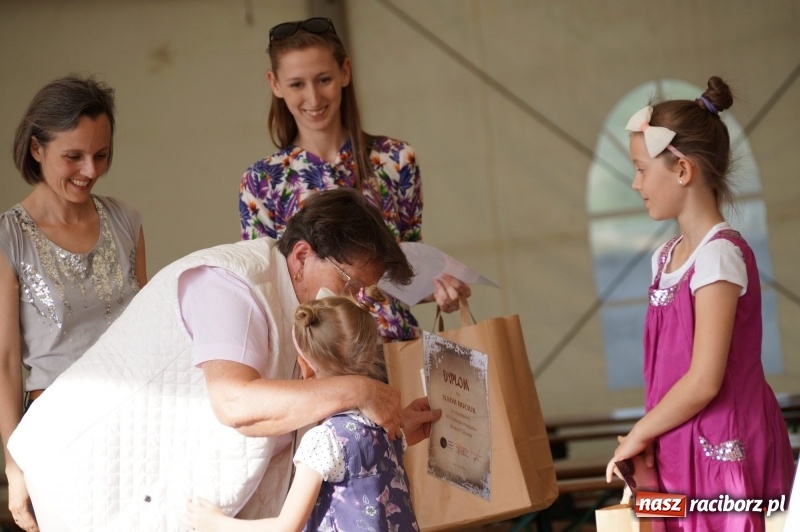 Zdjęcie w galerii na portalu naszraciborz.pl: Młode talenty pokazały się na majówkowej scenie w Nędzy  wiadomości z regionu