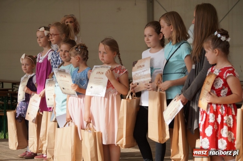 Zdjęcie w galerii na portalu naszraciborz.pl: Młode talenty pokazały się na majówkowej scenie w Nędzy  wiadomości z regionu
