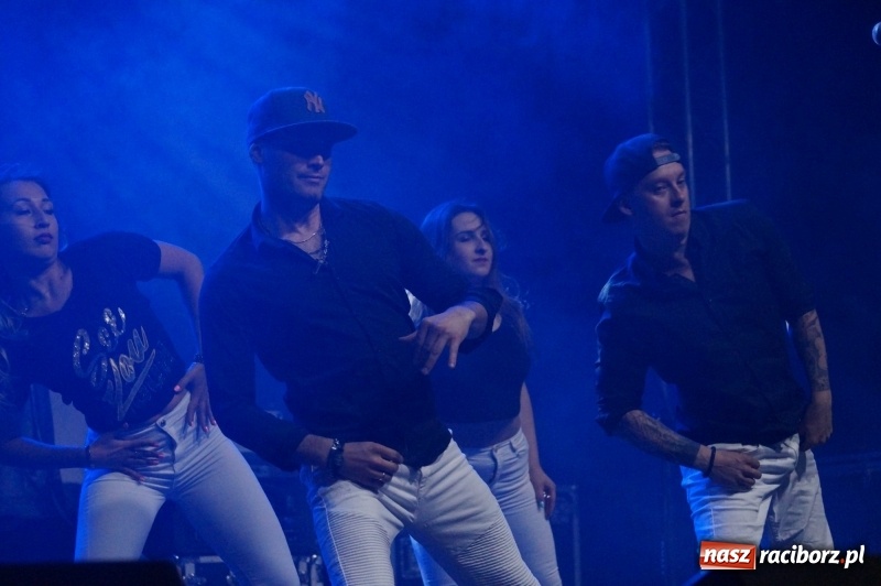 Zdjęcie w galerii na portalu naszraciborz.pl: Exaited i piękna Agnieszka na majówce w Nędzy wiadomości z regionu