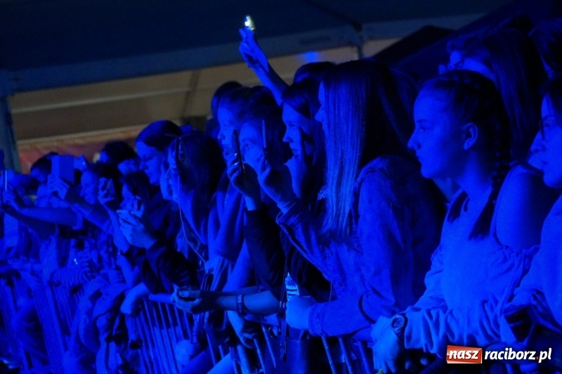 Zdjęcie w galerii na portalu naszraciborz.pl: Exaited i piękna Agnieszka na majówce w Nędzy wiadomości z regionu