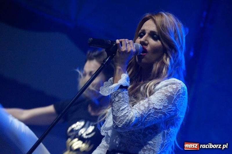 Zdjęcie w galerii na portalu naszraciborz.pl: Exaited i piękna Agnieszka na majówce w Nędzy wiadomości z regionu