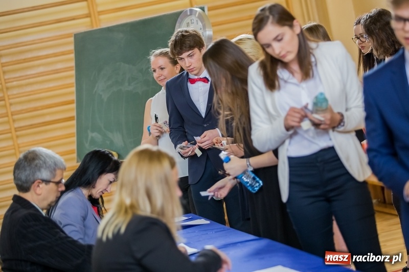 Zdjęcie w galerii na portalu naszraciborz.pl: Matura w II LO. Mickiewicz ma najwięcej maturzystów wiadomości z regionu