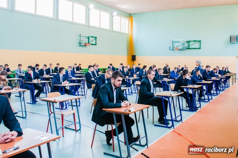 Zdjęcie w galerii na portalu naszraciborz.pl: Matura w Mechaniku. 111 absolwentów przystąpiło do egzaminu dojrzałości wiadomości z regionu