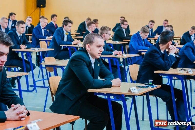 Zdjęcie w galerii na portalu naszraciborz.pl: Matura w Mechaniku. 111 absolwentów przystąpiło do egzaminu dojrzałości wiadomości z regionu