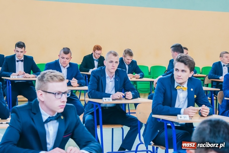 Zdjęcie w galerii na portalu naszraciborz.pl: Matura w Mechaniku. 111 absolwentów przystąpiło do egzaminu dojrzałości wiadomości z regionu
