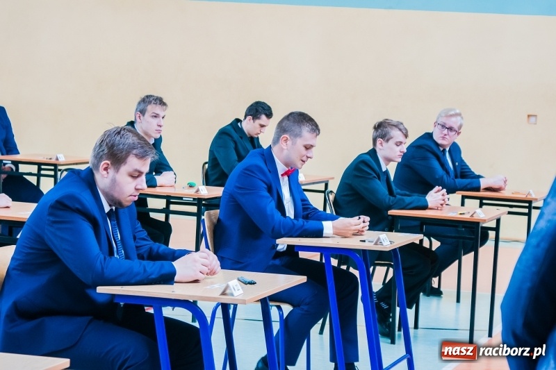 Zdjęcie w galerii na portalu naszraciborz.pl: Matura w Mechaniku. 111 absolwentów przystąpiło do egzaminu dojrzałości wiadomości z regionu