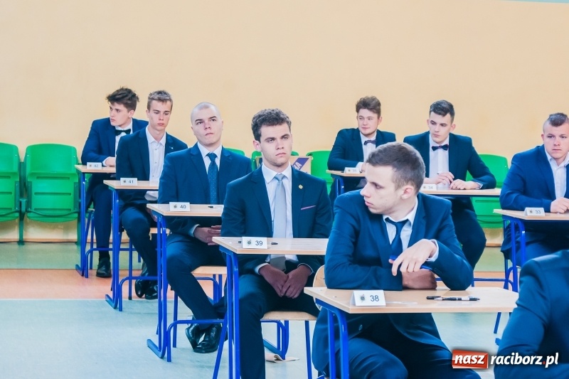 Zdjęcie w galerii na portalu naszraciborz.pl: Matura w Mechaniku. 111 absolwentów przystąpiło do egzaminu dojrzałości wiadomości z regionu