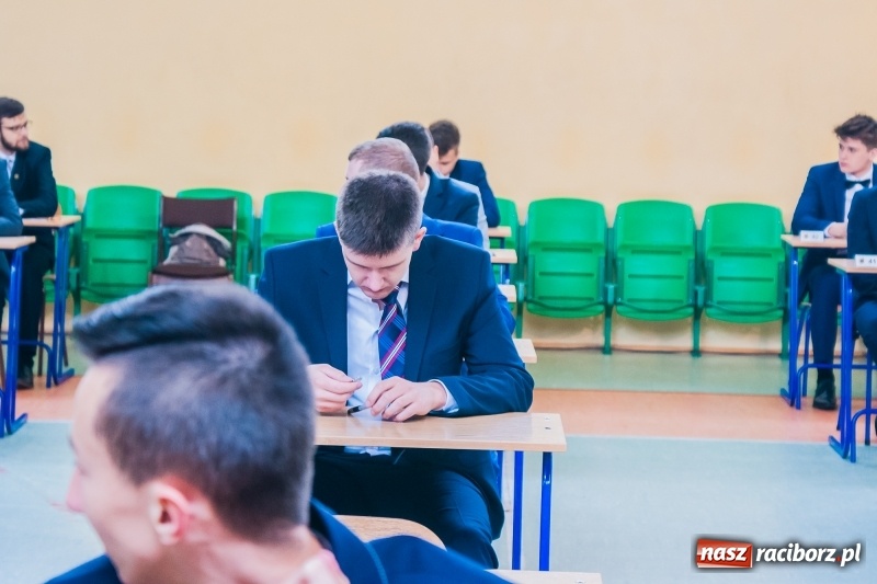 Zdjęcie w galerii na portalu naszraciborz.pl: Matura w Mechaniku. 111 absolwentów przystąpiło do egzaminu dojrzałości wiadomości z regionu