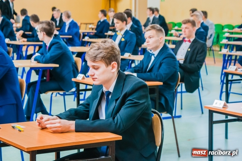 Zdjęcie w galerii na portalu naszraciborz.pl: Matura w Mechaniku. 111 absolwentów przystąpiło do egzaminu dojrzałości wiadomości z regionu