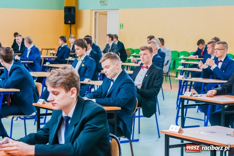Zdjęcie w galerii na portalu naszraciborz.pl: Matura w Mechaniku. 111 absolwentów przystąpiło do egzaminu dojrzałości wiadomości z regionu