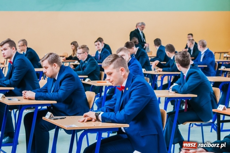 Zdjęcie w galerii na portalu naszraciborz.pl: Matura w Mechaniku. 111 absolwentów przystąpiło do egzaminu dojrzałości wiadomości z regionu