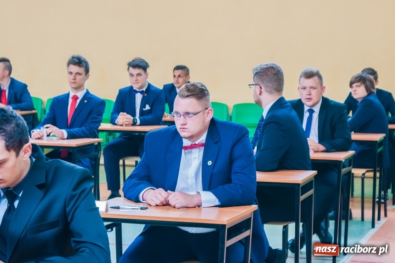 Zdjęcie w galerii na portalu naszraciborz.pl: Matura w Mechaniku. 111 absolwentów przystąpiło do egzaminu dojrzałości wiadomości z regionu