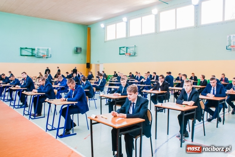 Zdjęcie w galerii na portalu naszraciborz.pl: Matura w Mechaniku. 111 absolwentów przystąpiło do egzaminu dojrzałości wiadomości z regionu