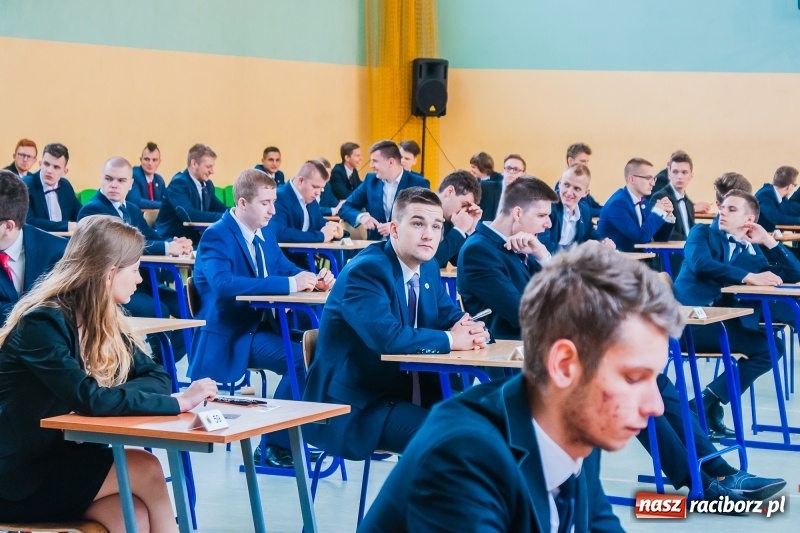Zdjęcie w galerii na portalu naszraciborz.pl: Matura w Mechaniku. 111 absolwentów przystąpiło do egzaminu dojrzałości wiadomości z regionu