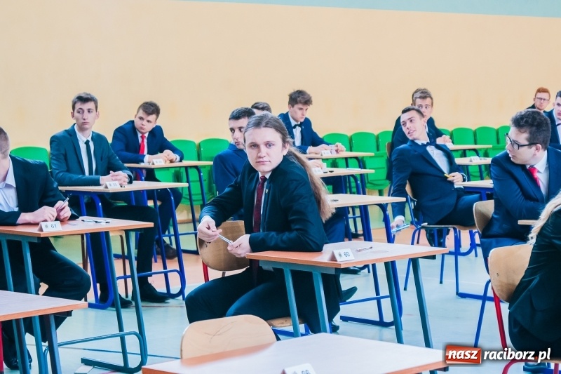 Zdjęcie w galerii na portalu naszraciborz.pl: Matura w Mechaniku. 111 absolwentów przystąpiło do egzaminu dojrzałości wiadomości z regionu