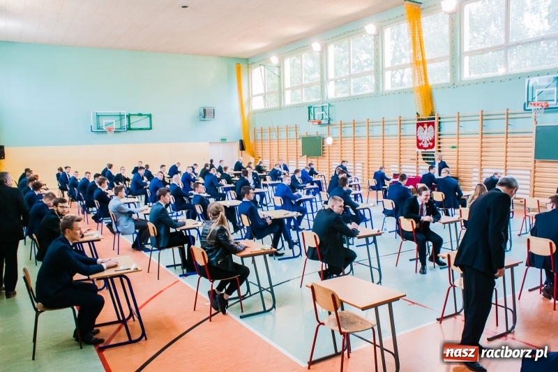 Zdjęcie w galerii na portalu naszraciborz.pl: Matura w Mechaniku. 111 absolwentów przystąpiło do egzaminu dojrzałości wiadomości z regionu