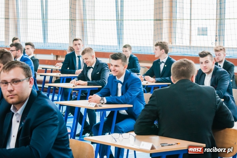 Zdjęcie w galerii na portalu naszraciborz.pl: Matura w Mechaniku. 111 absolwentów przystąpiło do egzaminu dojrzałości wiadomości z regionu